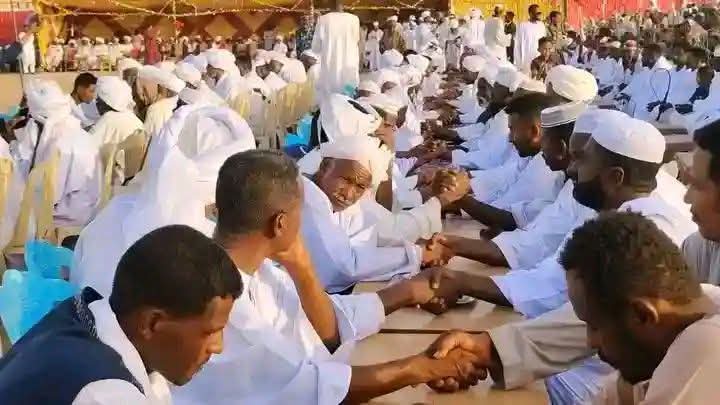 مبادرة أبهرت السودانيين.. 400 عريس وعروس في يوم واحد