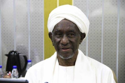 علي عثمان يتحرك لاحتواء صراع الأجنحة في المؤتمر الوطني