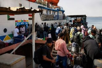 لا مصر تقبلهم ولا السودان يستقبلهم.. من هؤلاء العالقون؟