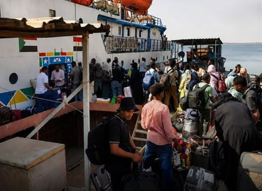 لا مصر تقبلهم ولا السودان يستقبلهم.. من هؤلاء العالقون؟