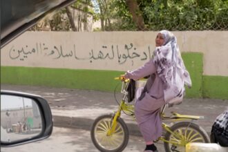 لقطات لامرأة سودانية في شوارع ود مدني تكسر العادات