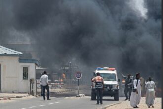 كامل إدريس يغادر المطار.. وبعد ساعات تندلع النيران