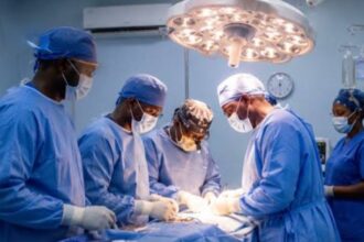 طبيب سوداني يحقق إنجازًا طبيًا بالرياض