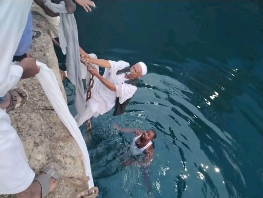 شرطي من مباحث ميناء عثمان دقنة ينقذ مسافرًا من الموت غرقًا