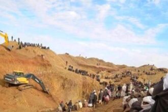 انهيار منجم يدفن أكثر من 60 معدناً .. وناجٍ يكشف مفاجأة
