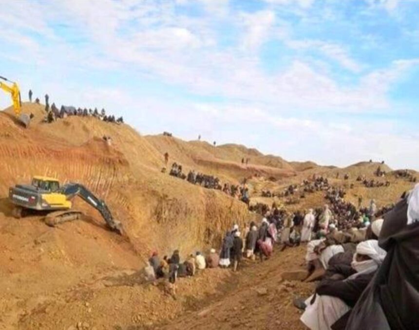 انهيار منجم يدفن أكثر من 60 معدناً .. وناجٍ يكشف مفاجأة