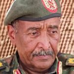 هل كان حزنًا على الوطن أم تأثرًا بالأغنية؟.. ملامح البرهان تثير التساؤلات