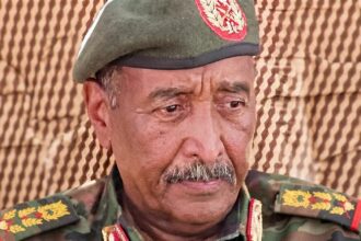 هل كان حزنًا على الوطن أم تأثرًا بالأغنية؟.. ملامح البرهان تثير التساؤلات