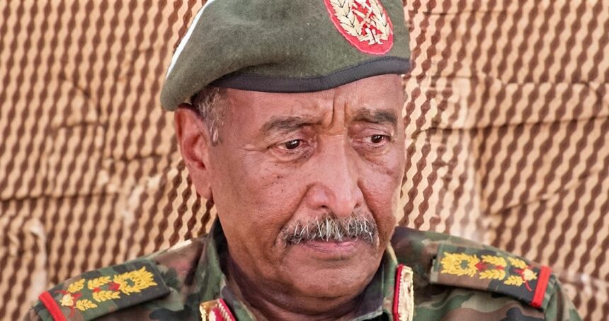هل كان حزنًا على الوطن أم تأثرًا بالأغنية؟.. ملامح البرهان تثير التساؤلات